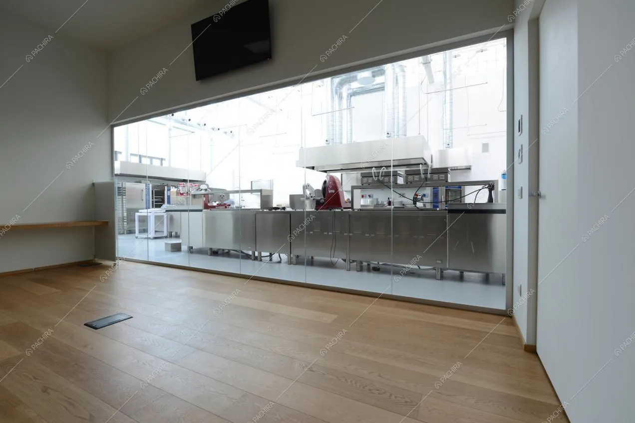 Vetrata e cucina professionale