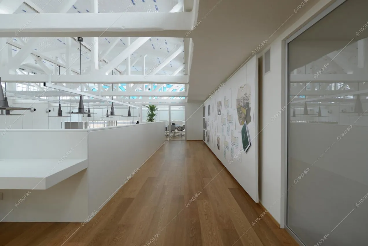 Corridoio al livello superiore con pavimento in parquet