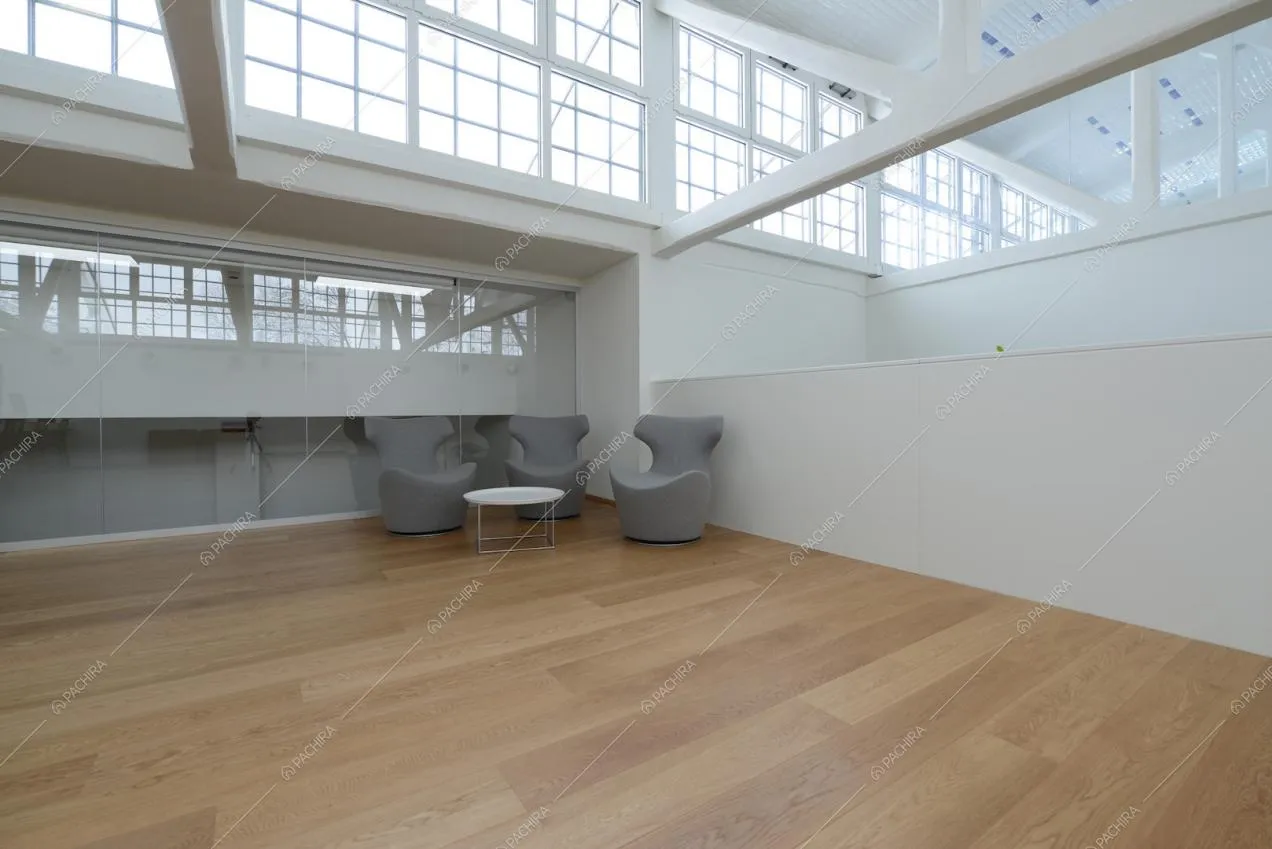Sala con poltrone al livello superiore