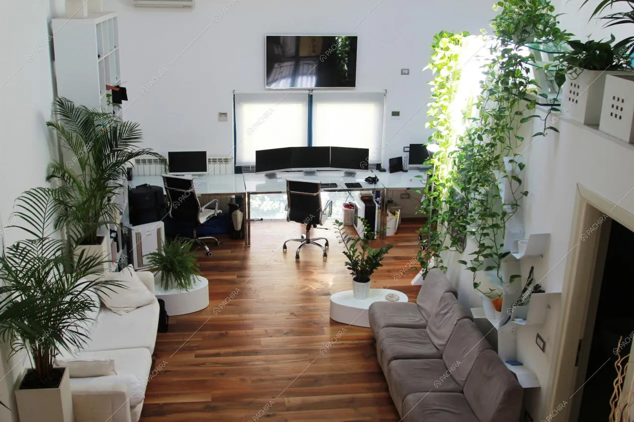 Studio visto dall'alto con scrivanie in vetro