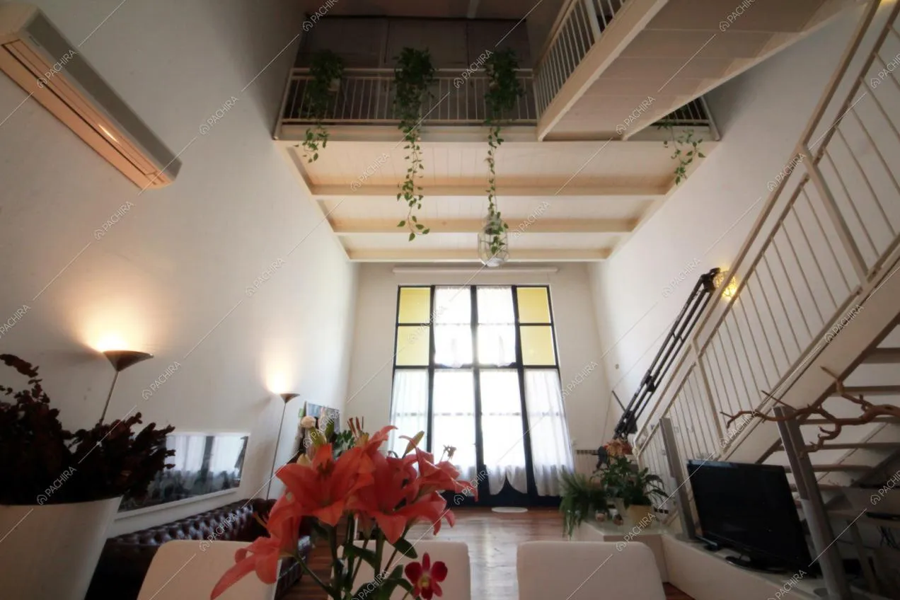 Vetrate della zona living e soffitto con travi a vista