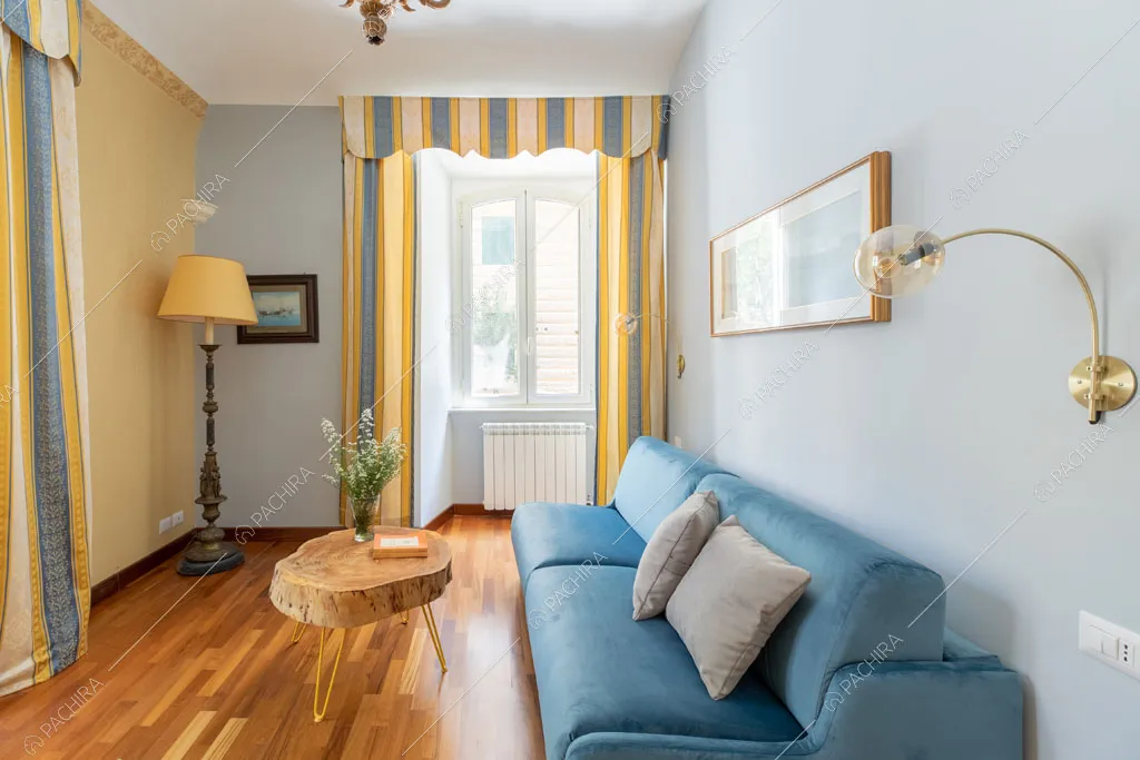 Salotto dell'appartamento Crescione, location in stile contemporaneo a Roma