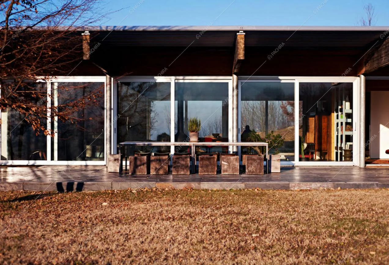 Esterni della villa, tavolo da pranzo esterno e vetrate