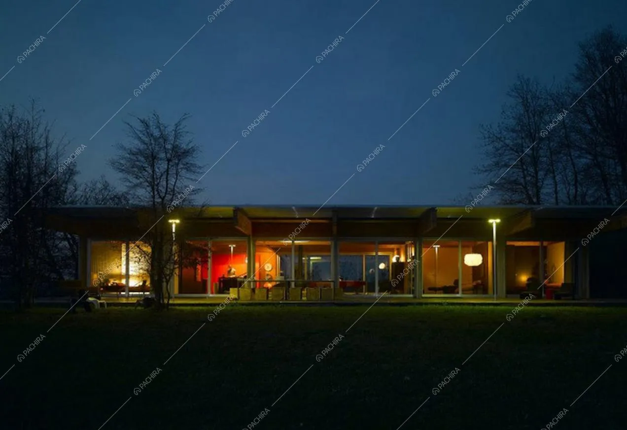 Vista degli esterni della villa di sera