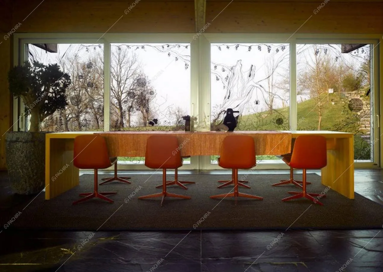 Tavolo da pranzo giallo da otto posti con vista
