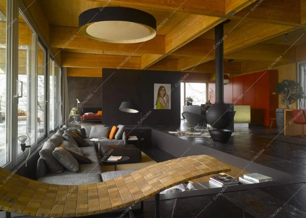 Zona living con soffitto con travi a vista e lampadario
