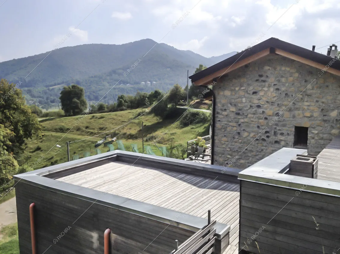 Terrazza in legno senza arredamento