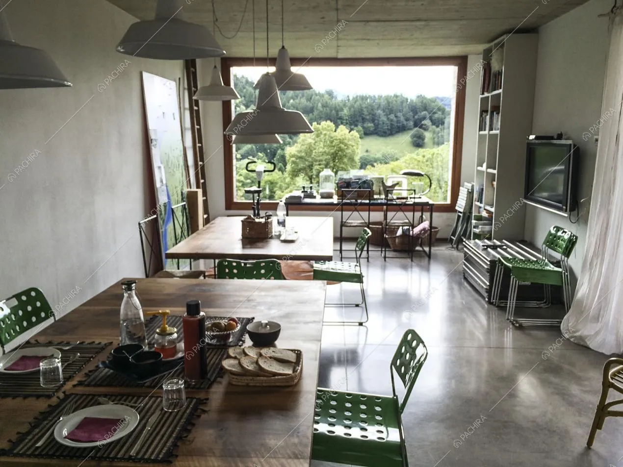 Sala da pranzo con due tavoli in legno