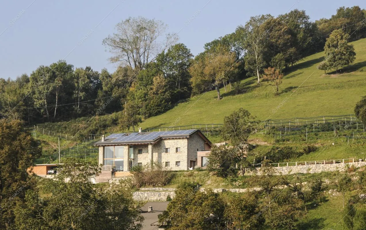 VIsta della villa dal basso, scorcio sul box, esterni in pietra