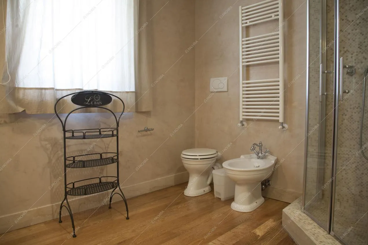 Bagno con pavimento in parquet