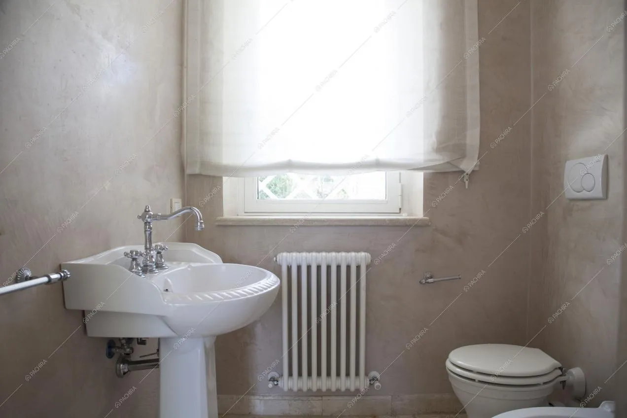 Bagno con tenda bianca