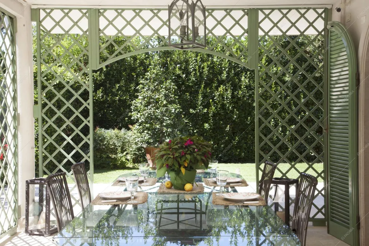 Tavolo da pranzo con consolle in vetro e vista sul giardino