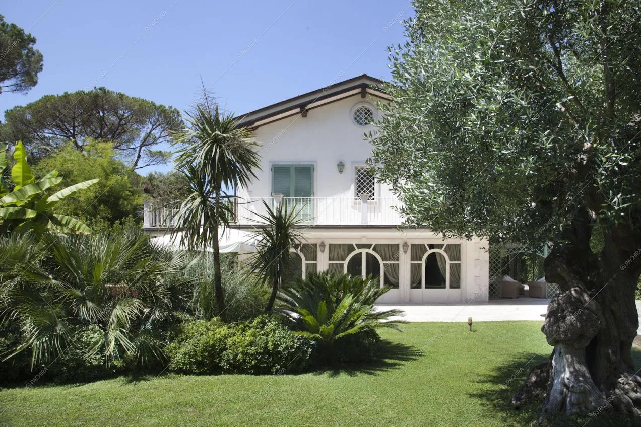 Vista della villa shabby chic dal giardino