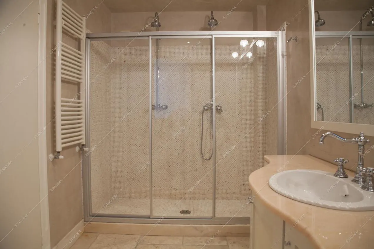 Bagno con box doccia in piastrelline