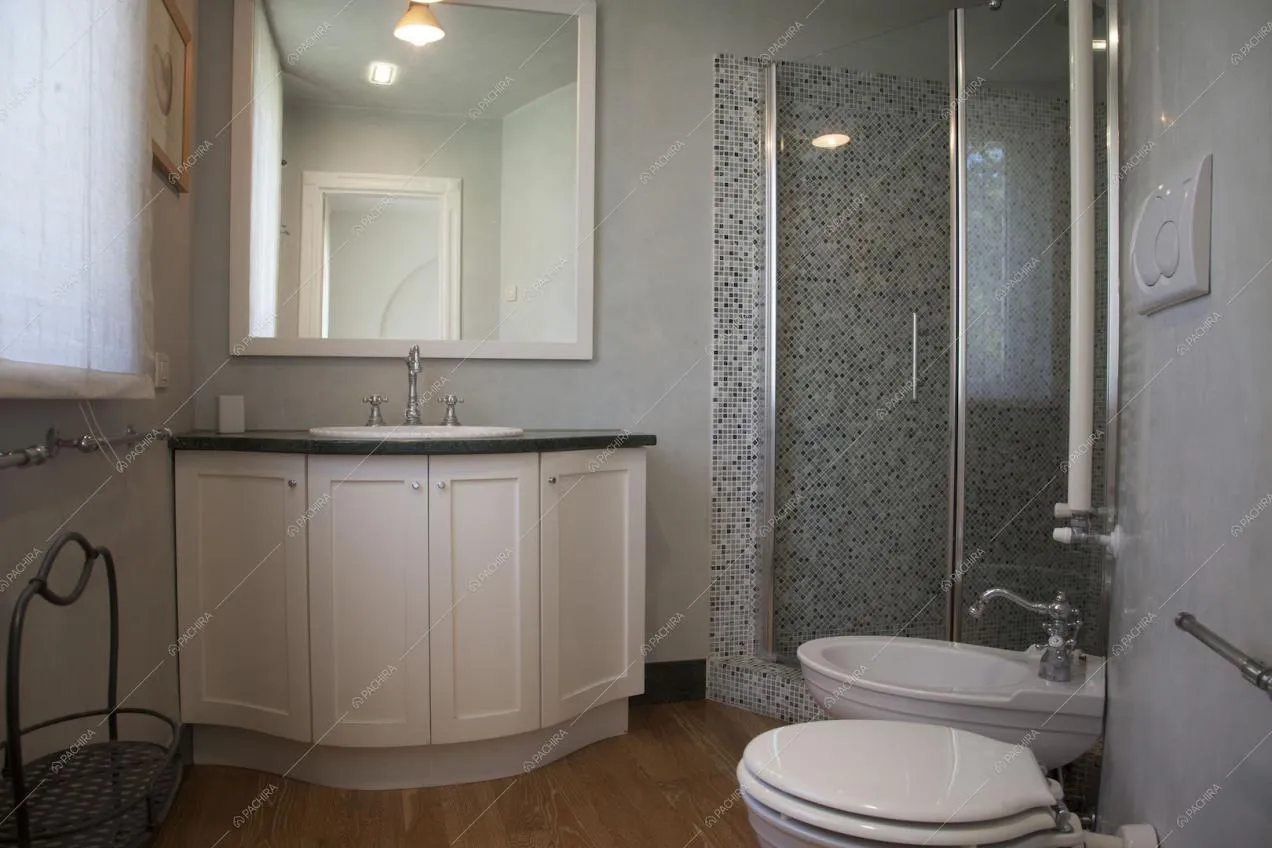 Bagno con box doccia in piastrelline