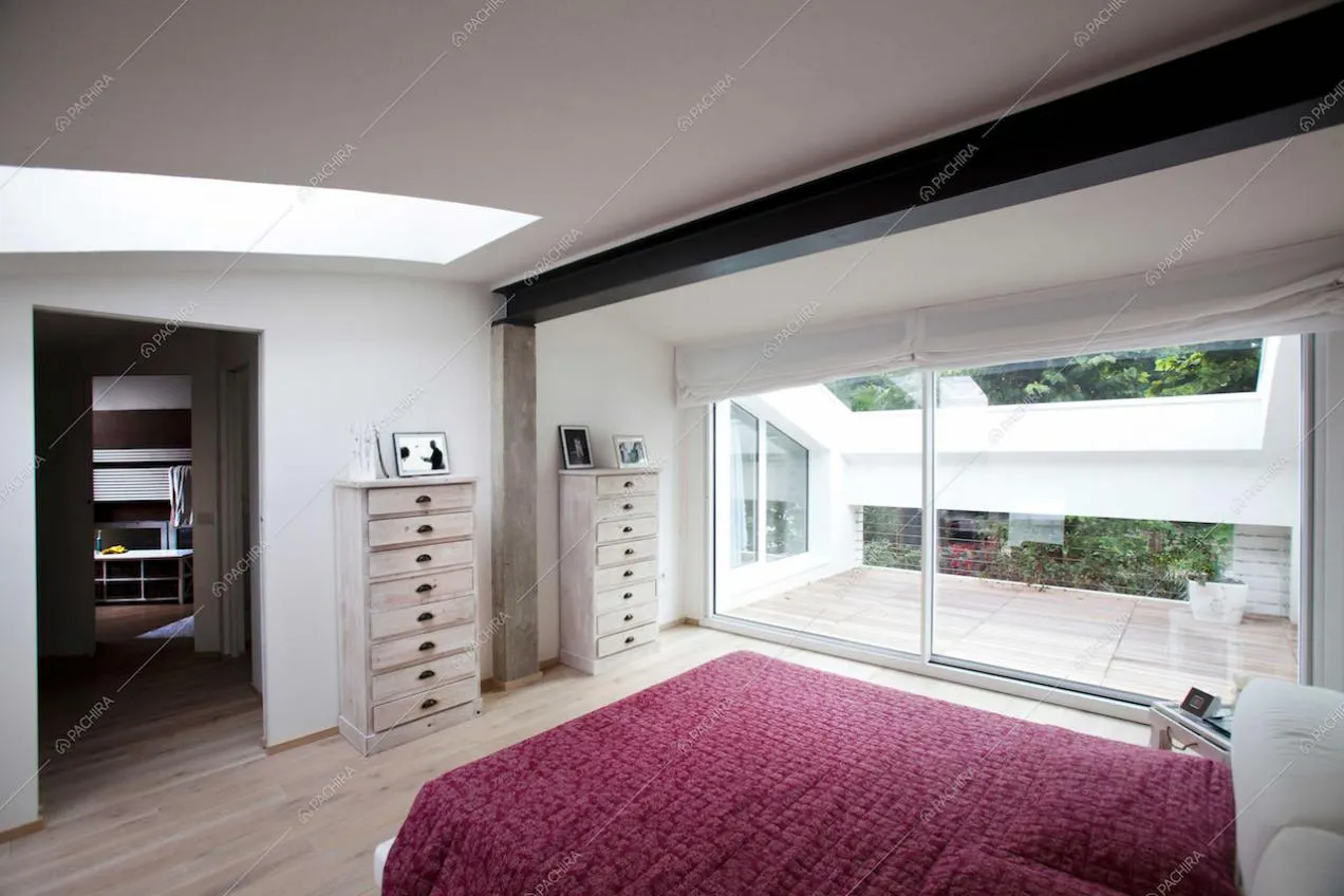 Camera da letto con cassettiera e balcone privato