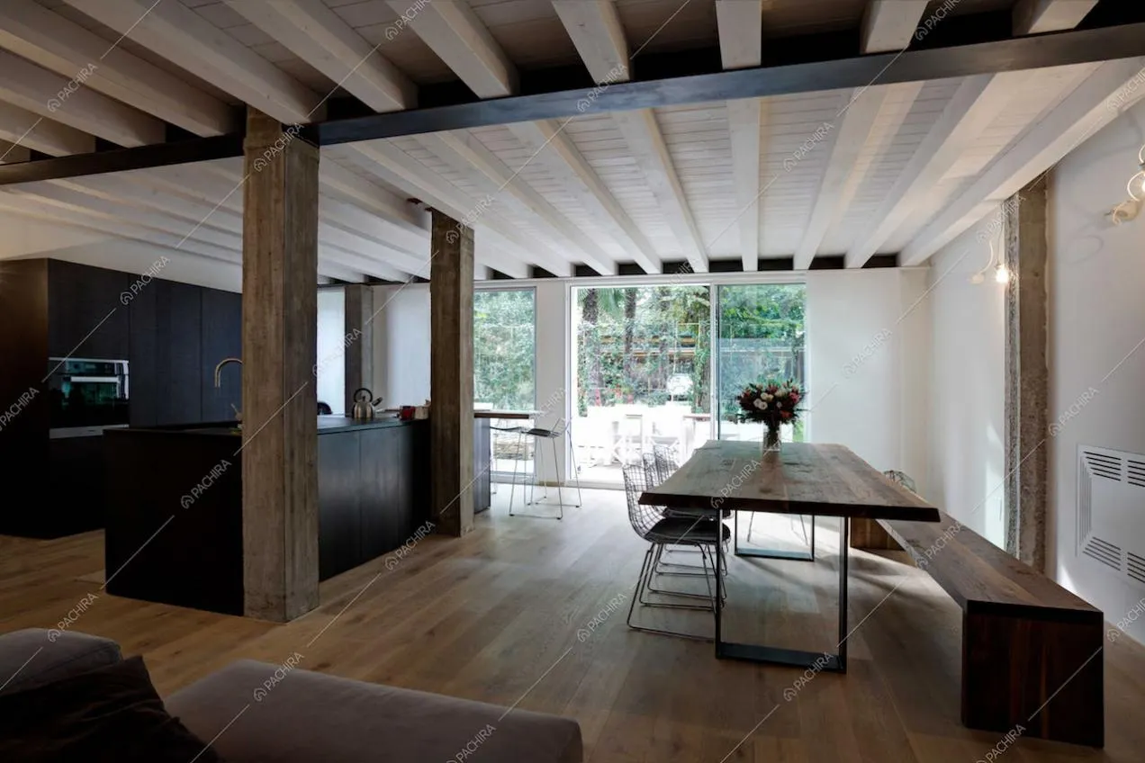Cucina a isola nera e tavolo da pranzo in legno