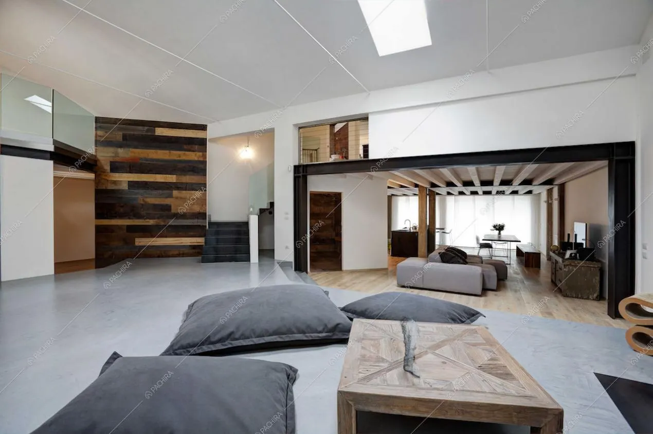 Loft open space con pavimento in resina e parquet