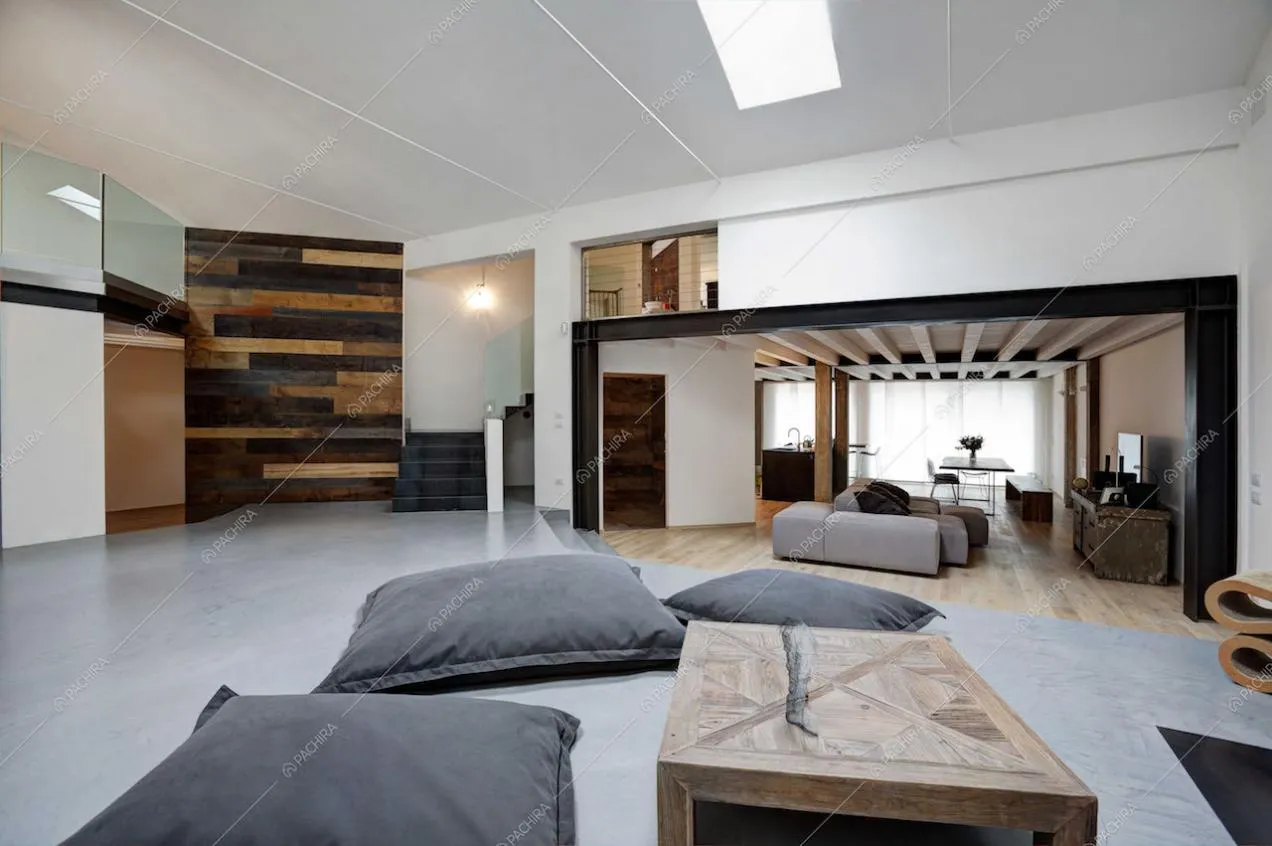 Loft open space con pavimento in resina e parquet