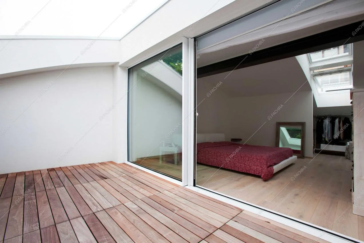 Terrazza con parquet e vista sulla camera