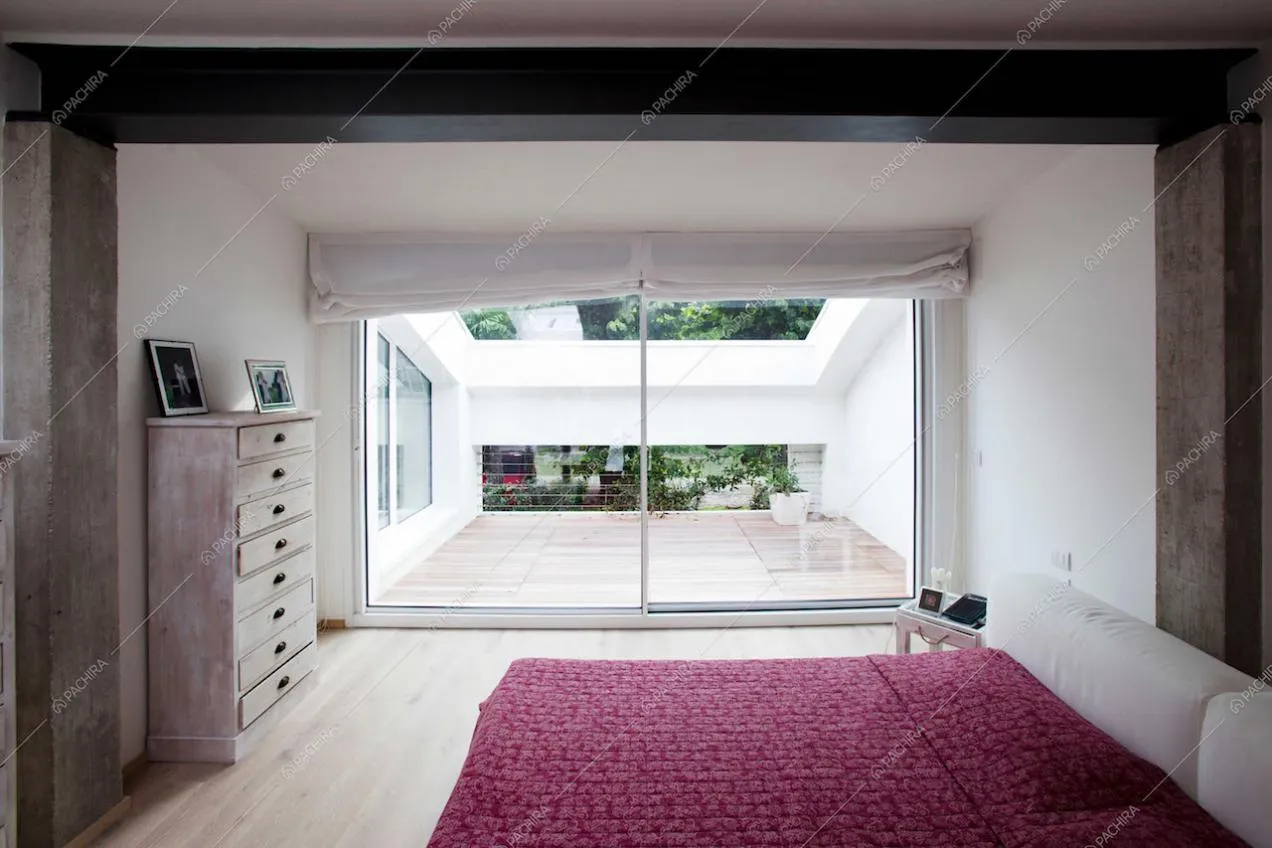 Grandi vetrate nella camera da letto
