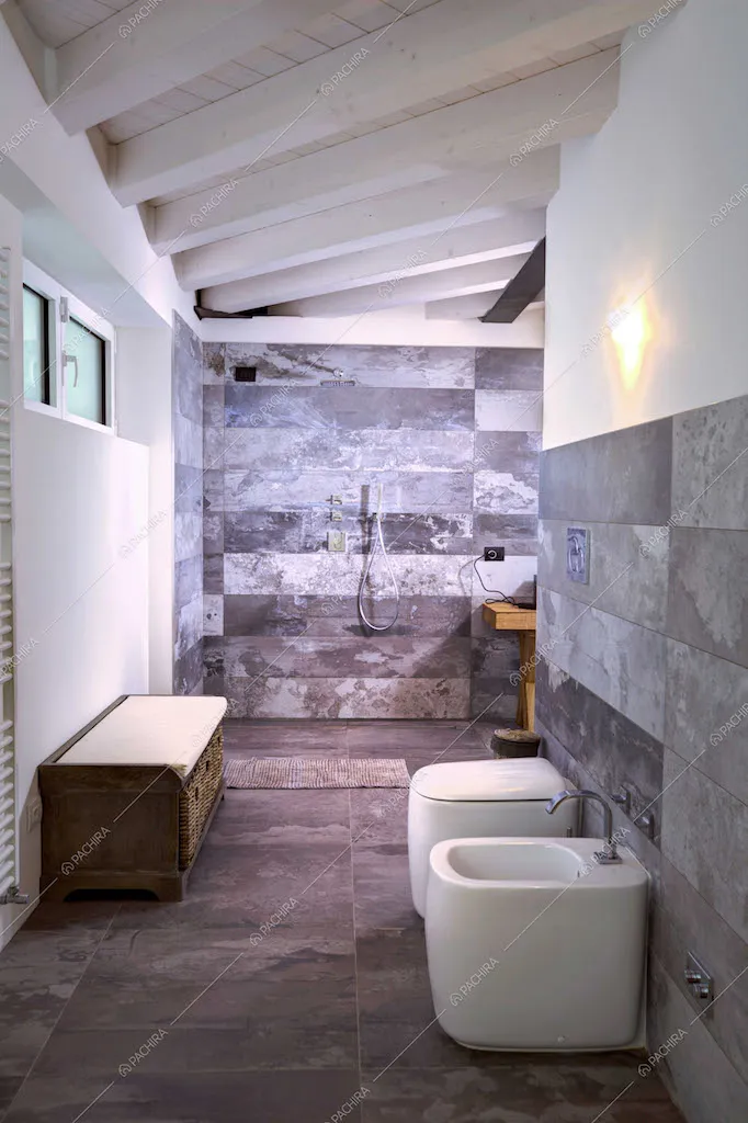 Bagno con sanitari e doccia