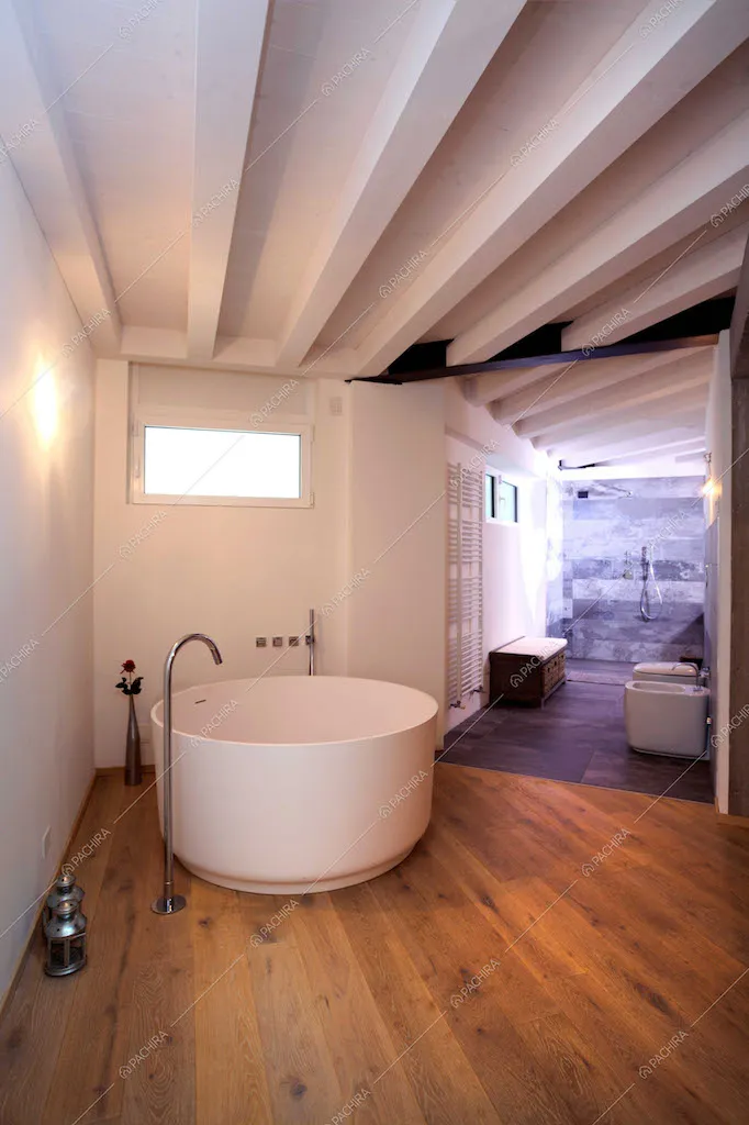Bagno con vasca rotonda, pavimento in parquet