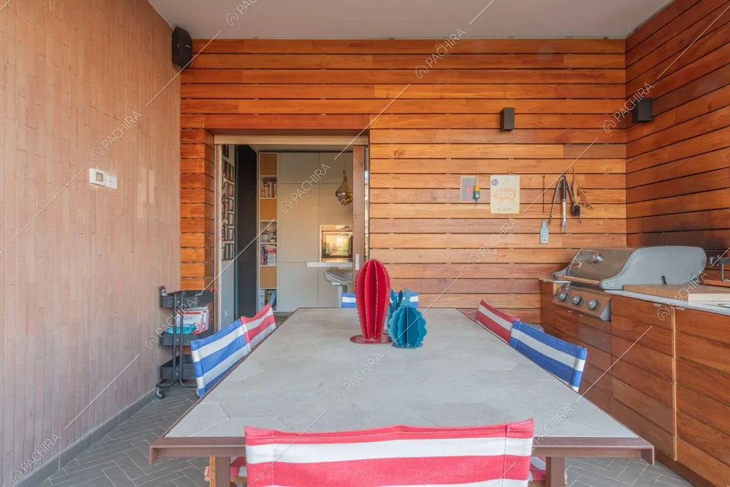 Terrazza con pareti in legno dell'appartamento Molucche, location in stile contemporaneo a Roma