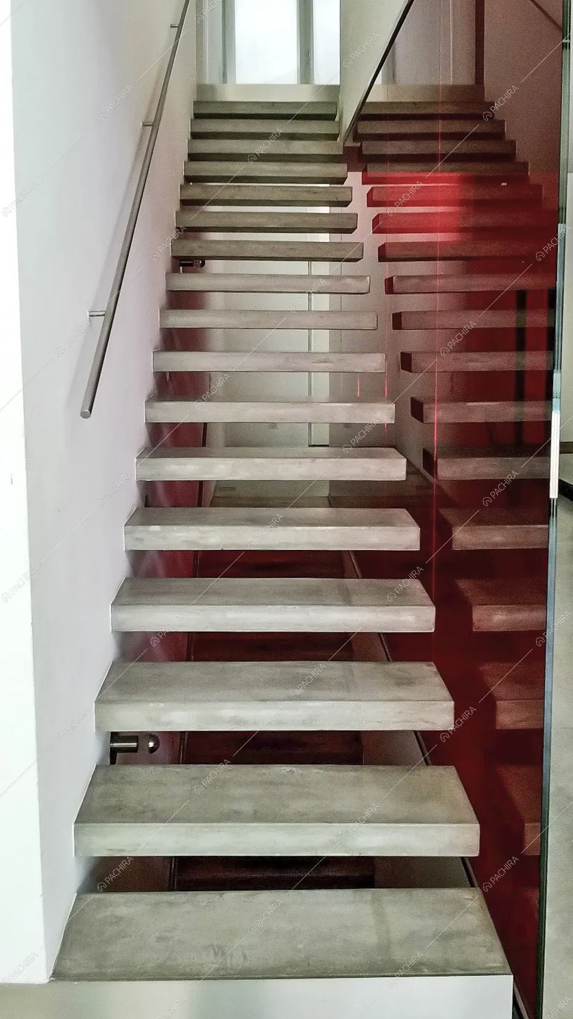 Scala in cemento grigio levigato