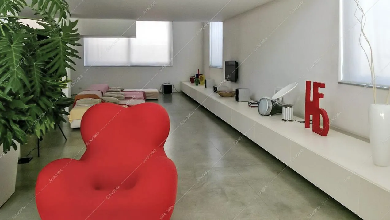 Vista sul soggiorno con poltrona rossa di design