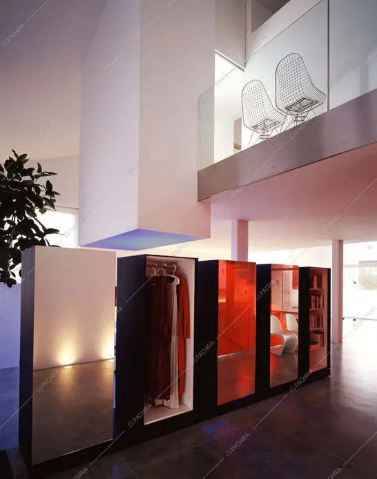 Mobile di design con guardaroba, libreria e specchi 