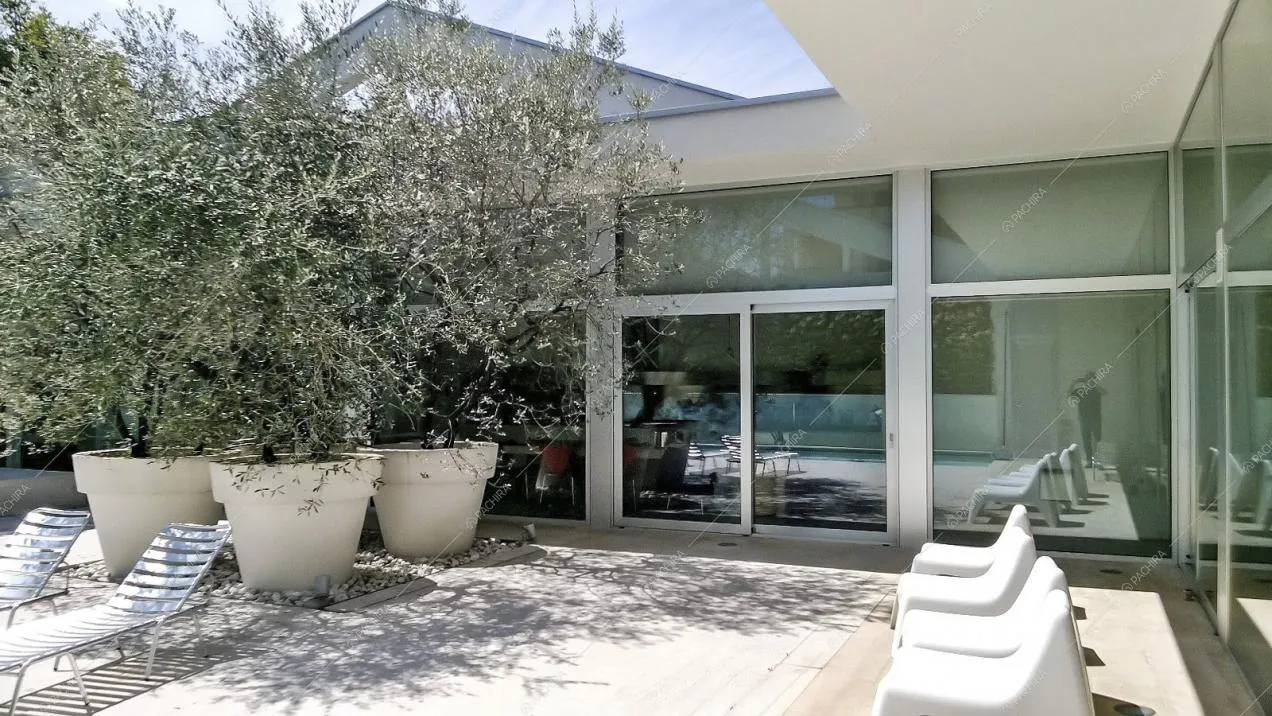 Visuale sulle ampie vetrate del loft