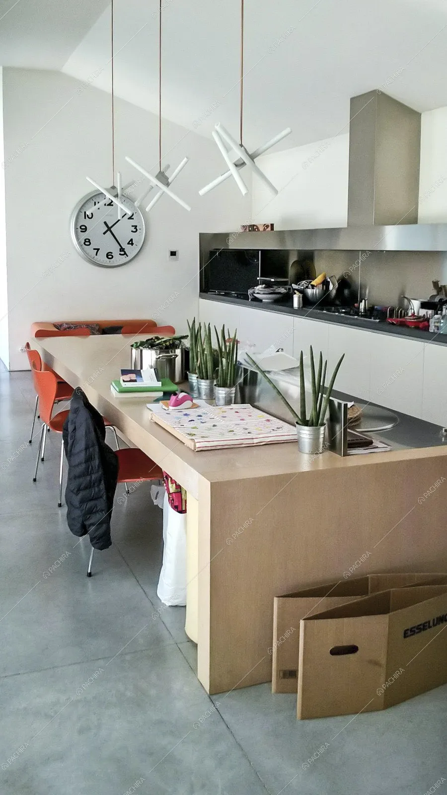 Cucina a vista con grande tavolo in legno