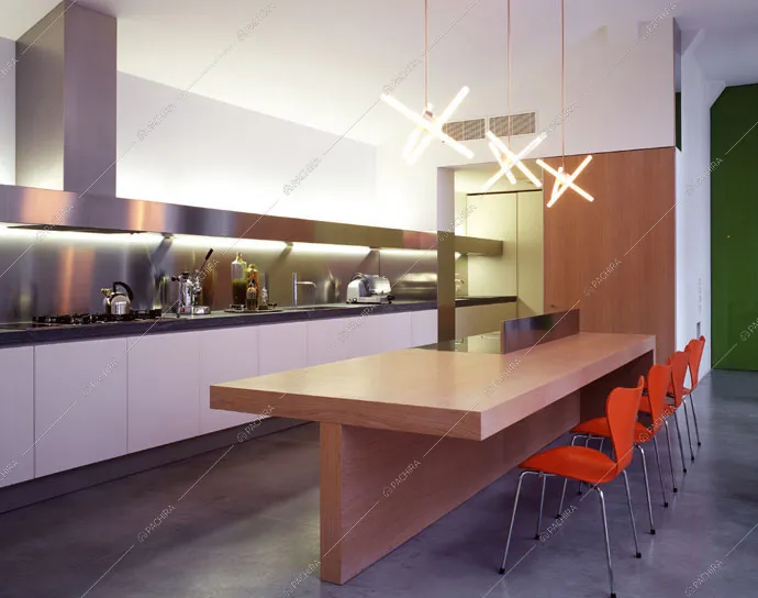 La grande cucina con lampadari in stile moderno