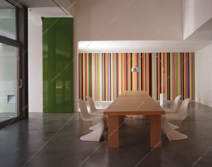 Tavolo da pranzo in legno e sedie bianche di design