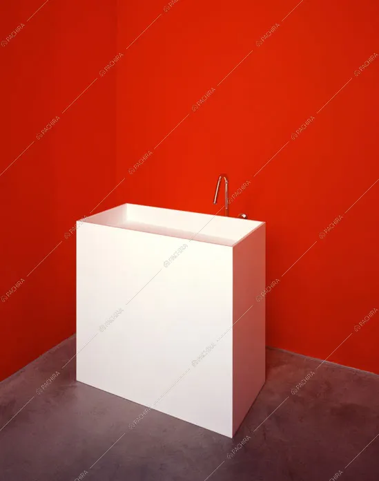 Originale fontanella in stile minimal con pareti arancioni
