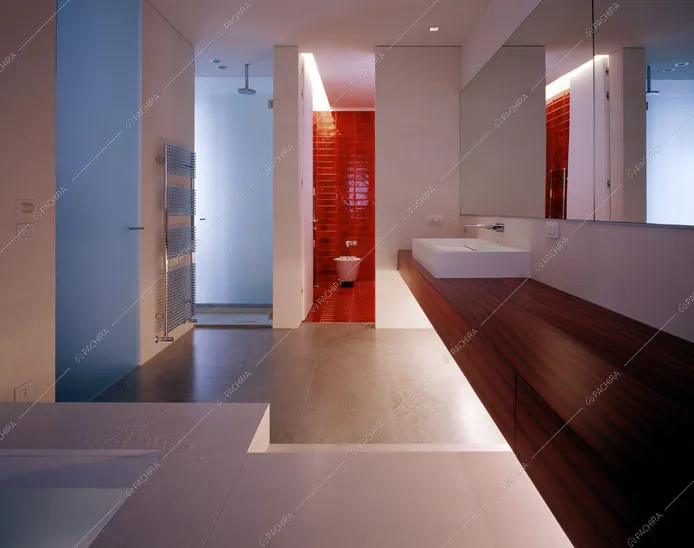 Grande bagno in stile moderno con ripiano in legno massello