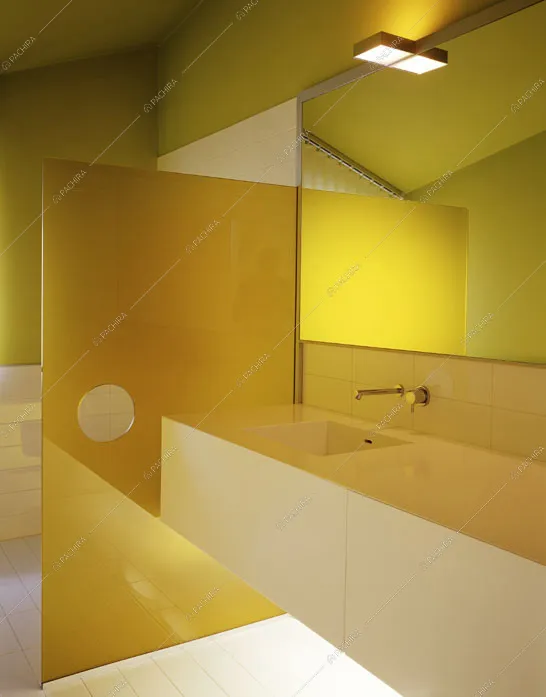 Bagno in stile minimal con luce gialla