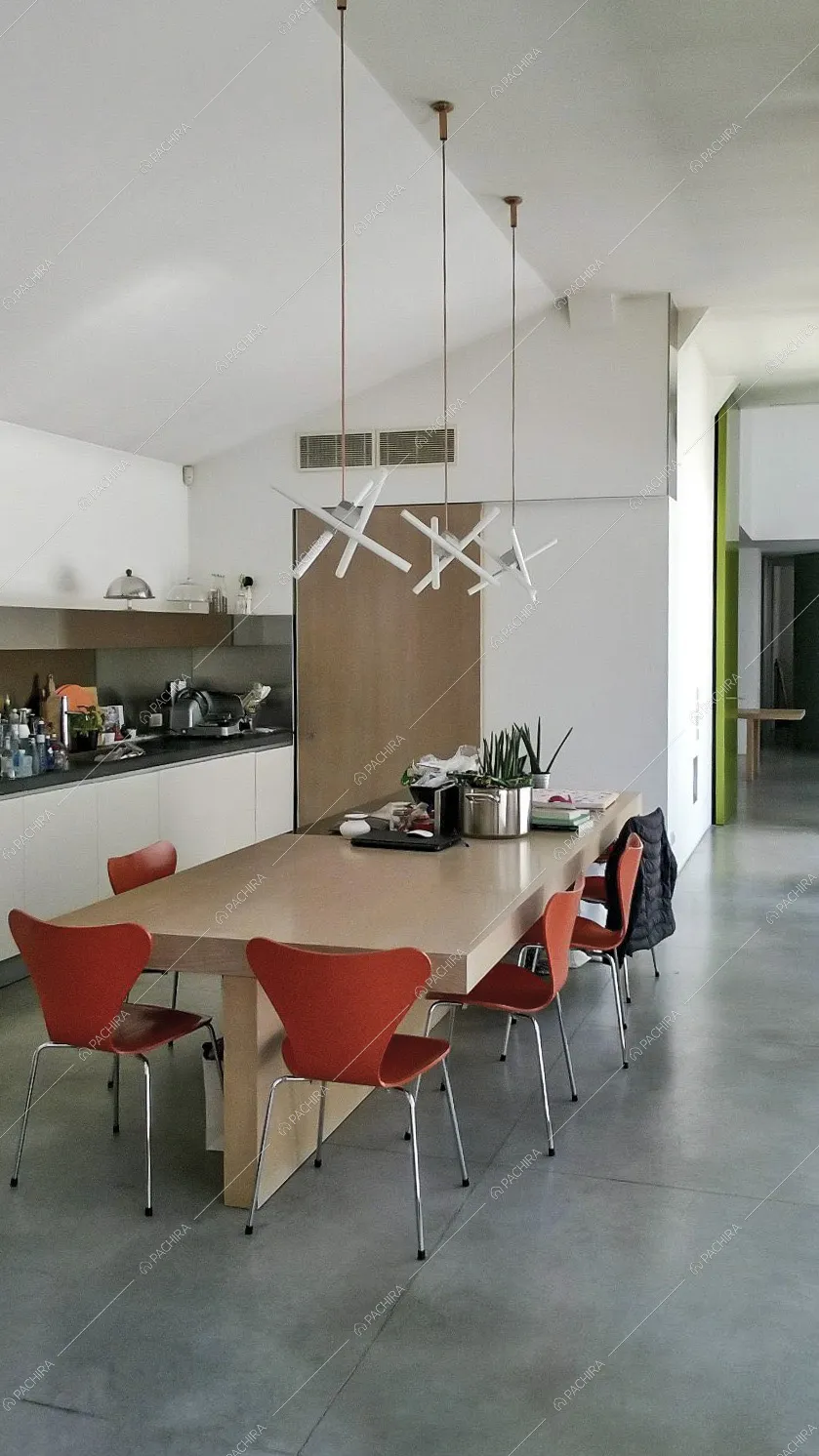 Visuale sulla cucina con pavimenti in cemento grigi