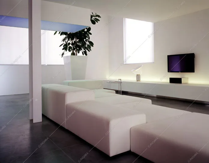 Zona living con divani bianchi in stile moderno
