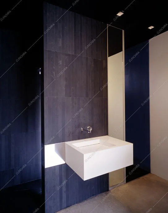 Antibagno in stile moderno con colori freddi