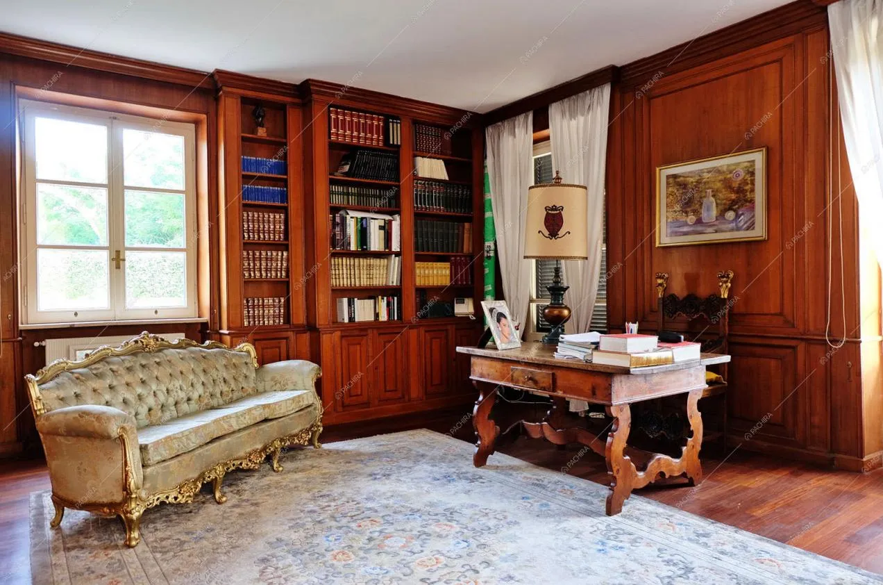 Studio con libreria a parete e divano d'epoca