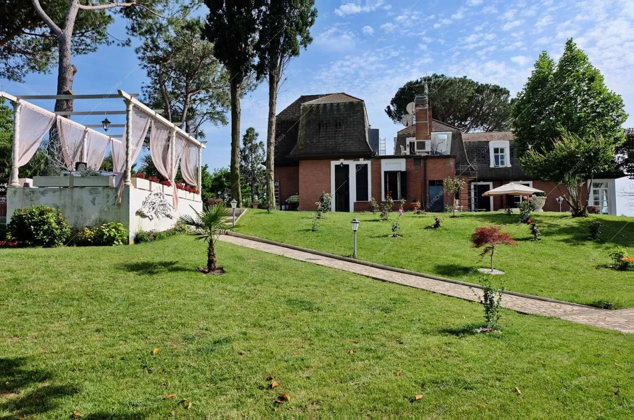 Vista dal giardino sul gazebo e sulla villa dal lato