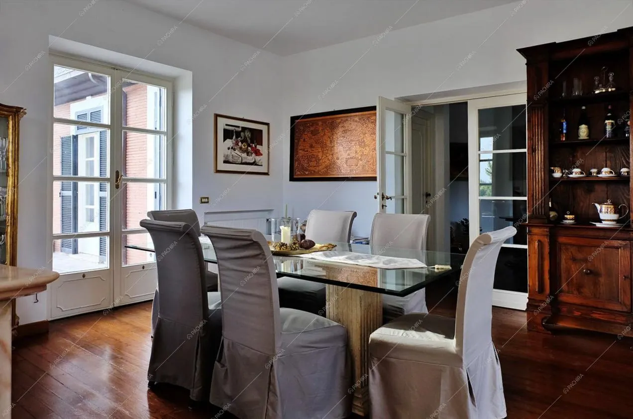 Pavimento in parquet e porta finestra che dà sulla terrazza nella sala da pranzo