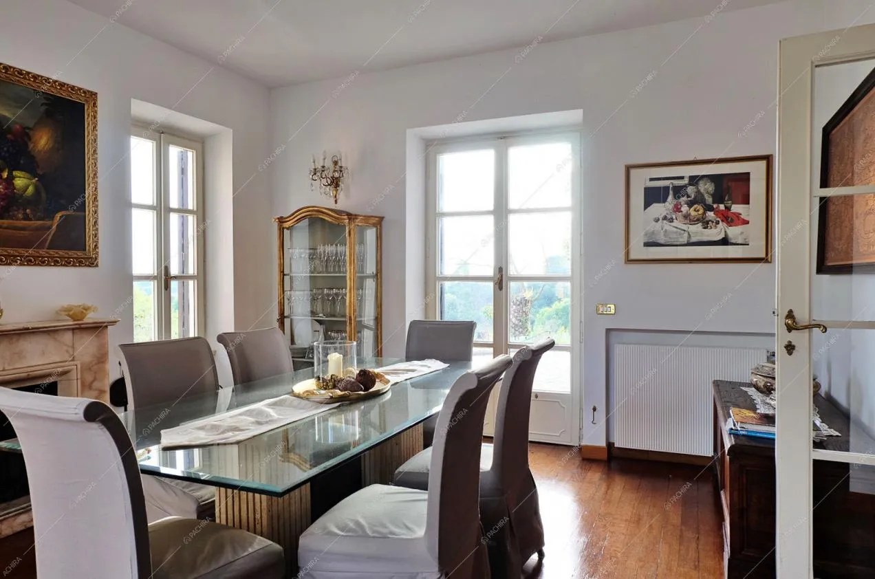 Tavolo di cristallo, caminetto, credenza d'epoca
