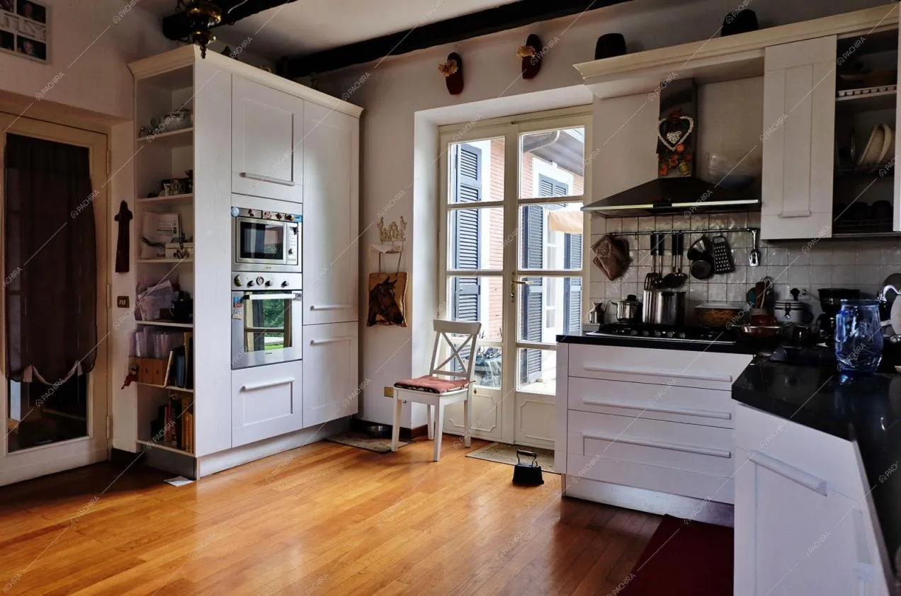Armadio a muro bianco nella cucina della villa