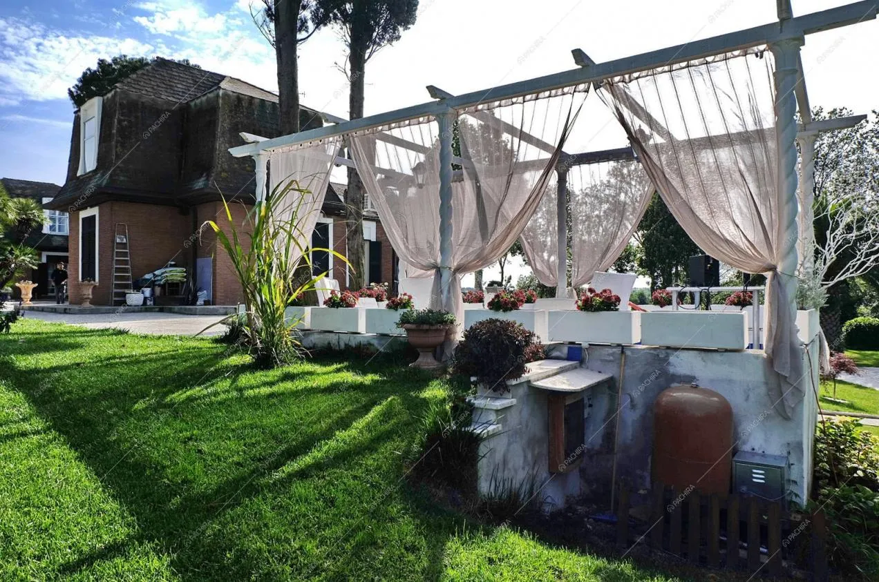 Gazebo nel giardino con struttura bianca