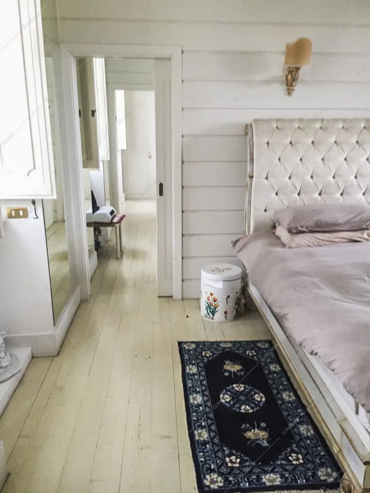 Camera da letto con parquet chiaro a listoni
