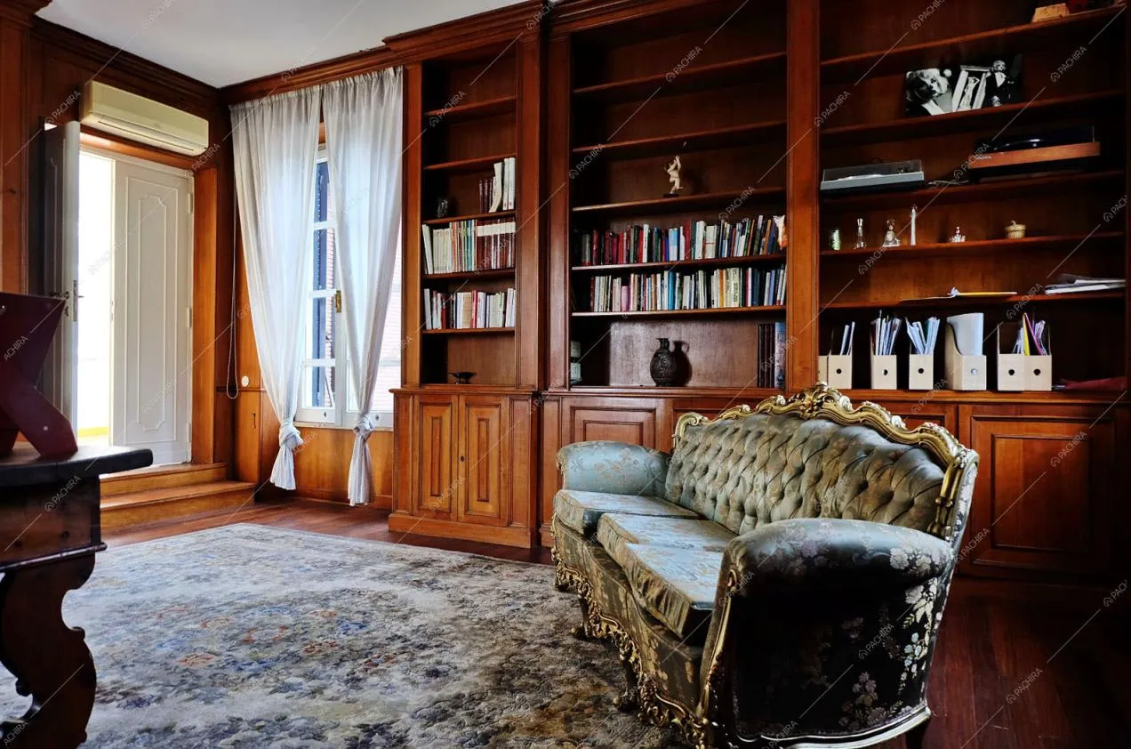 Studio con grande tappeto e libreria a parete