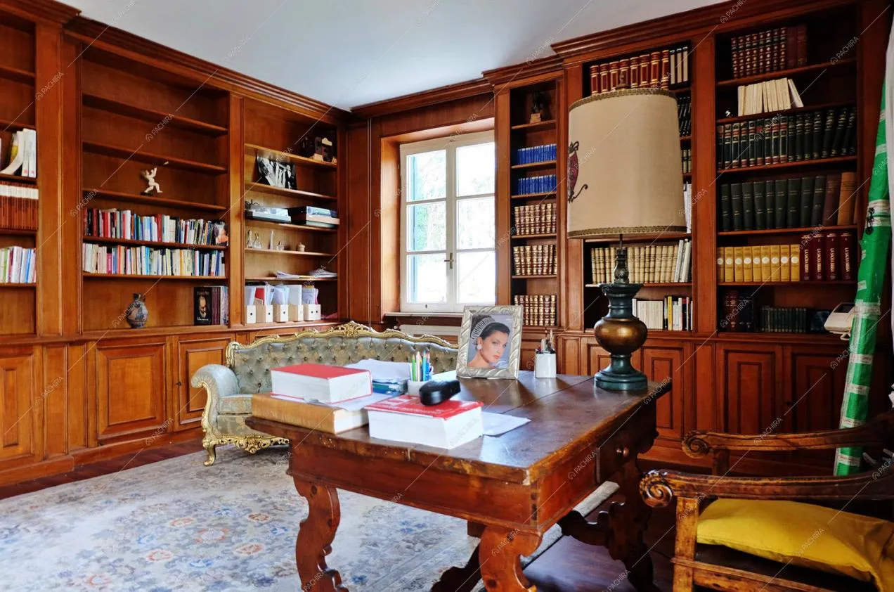 Tavolo in legno nello studio